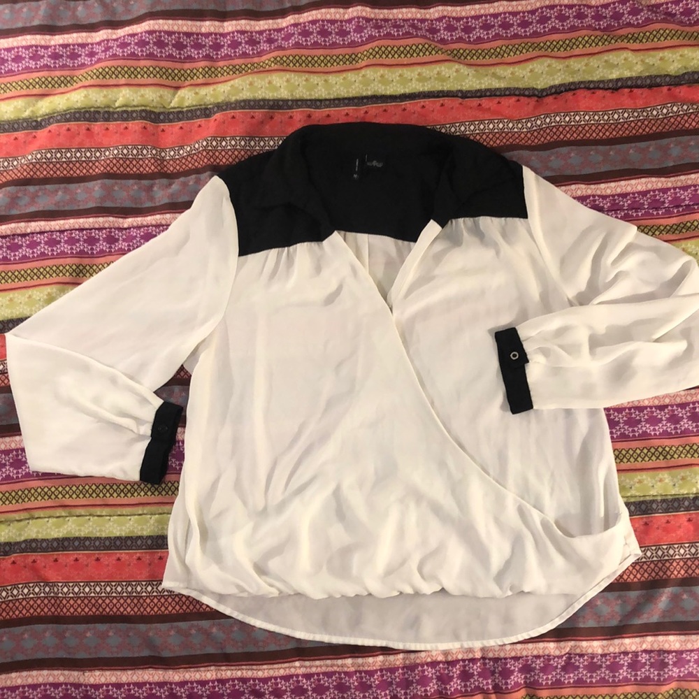 White wrap blouse w/black collar & trim, sz XL